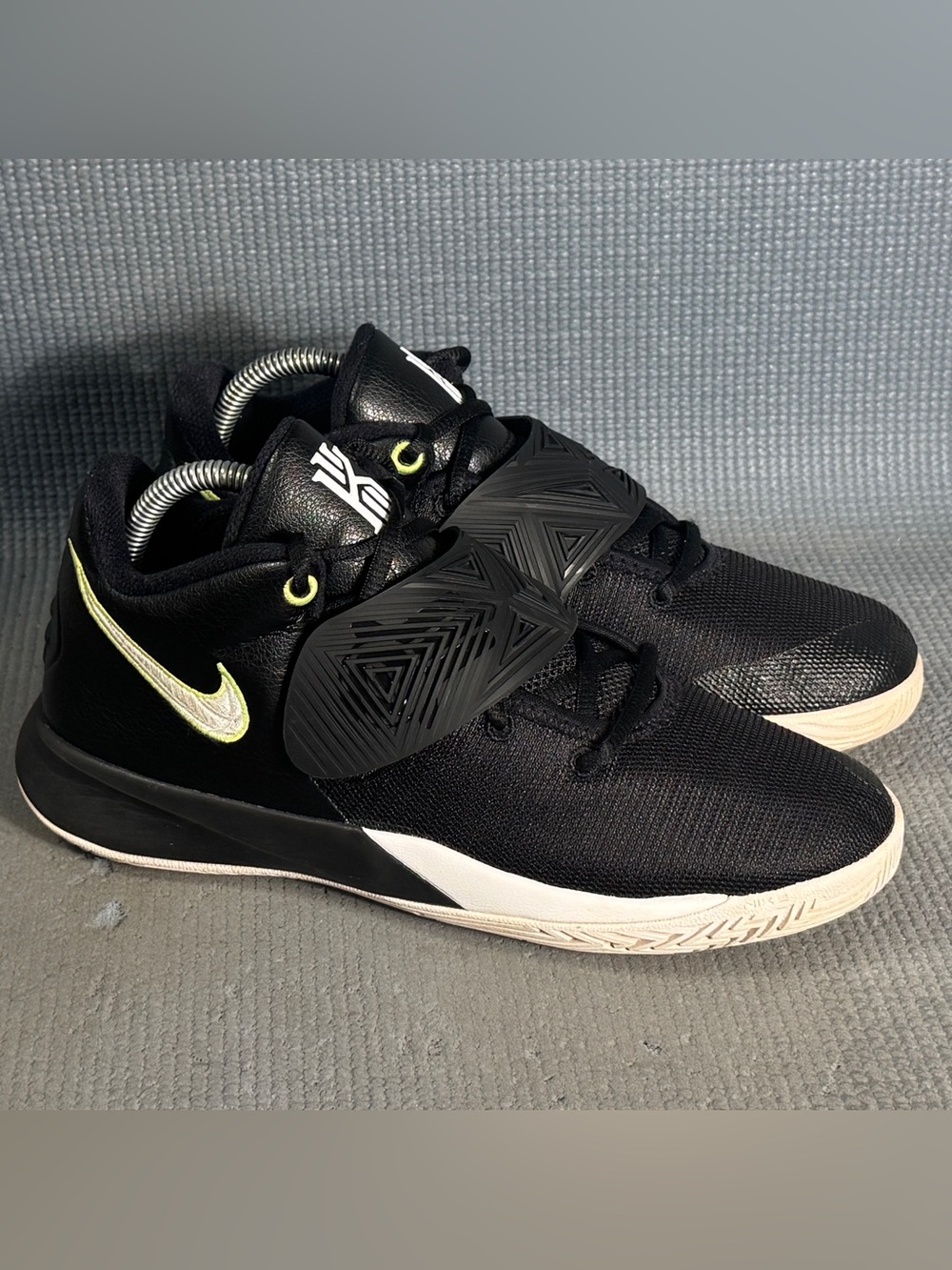 Nike Boy’s Kyrie Flytrap III Black/White-Volt (GS)  Shoes BQ5620-001 Size 7Y